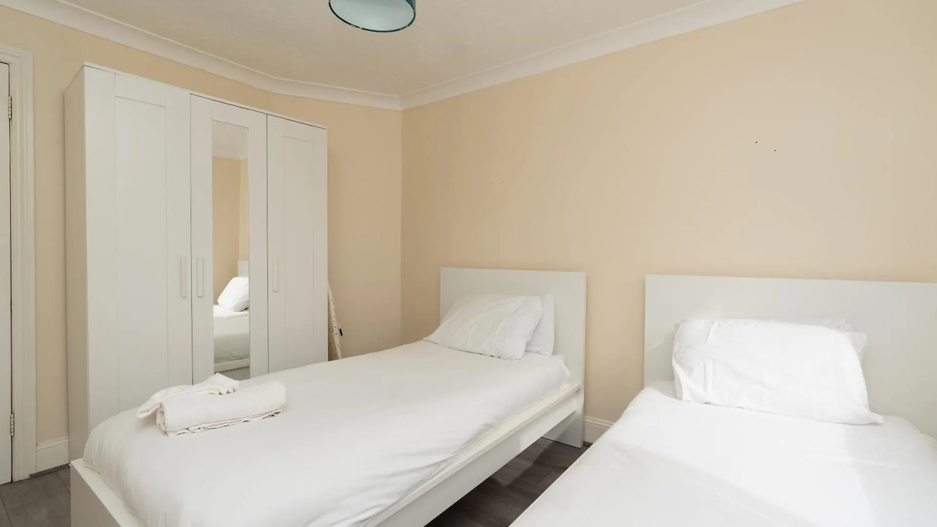 Centrally Located Cozy Apartment In サウサンプトン