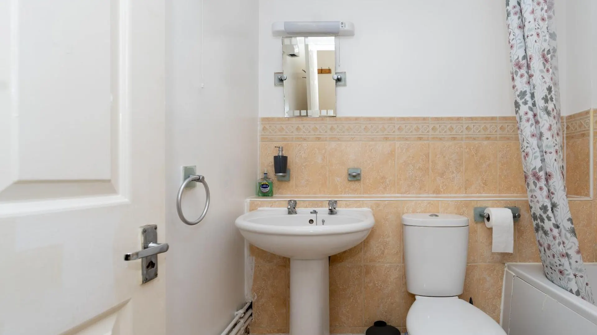 Centrally Located Cozy Apartment In サウサンプトン