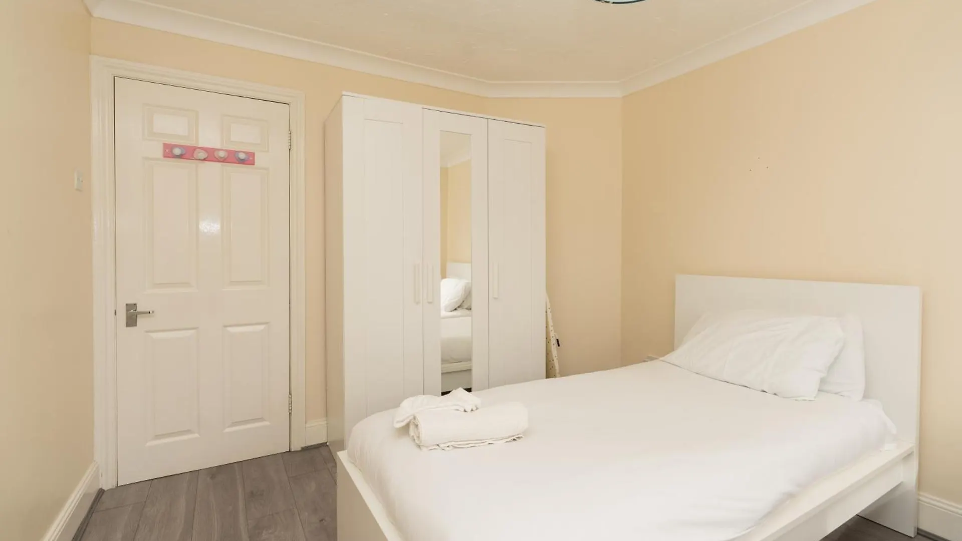 Centrally Located Cozy Apartment In サウサンプトン