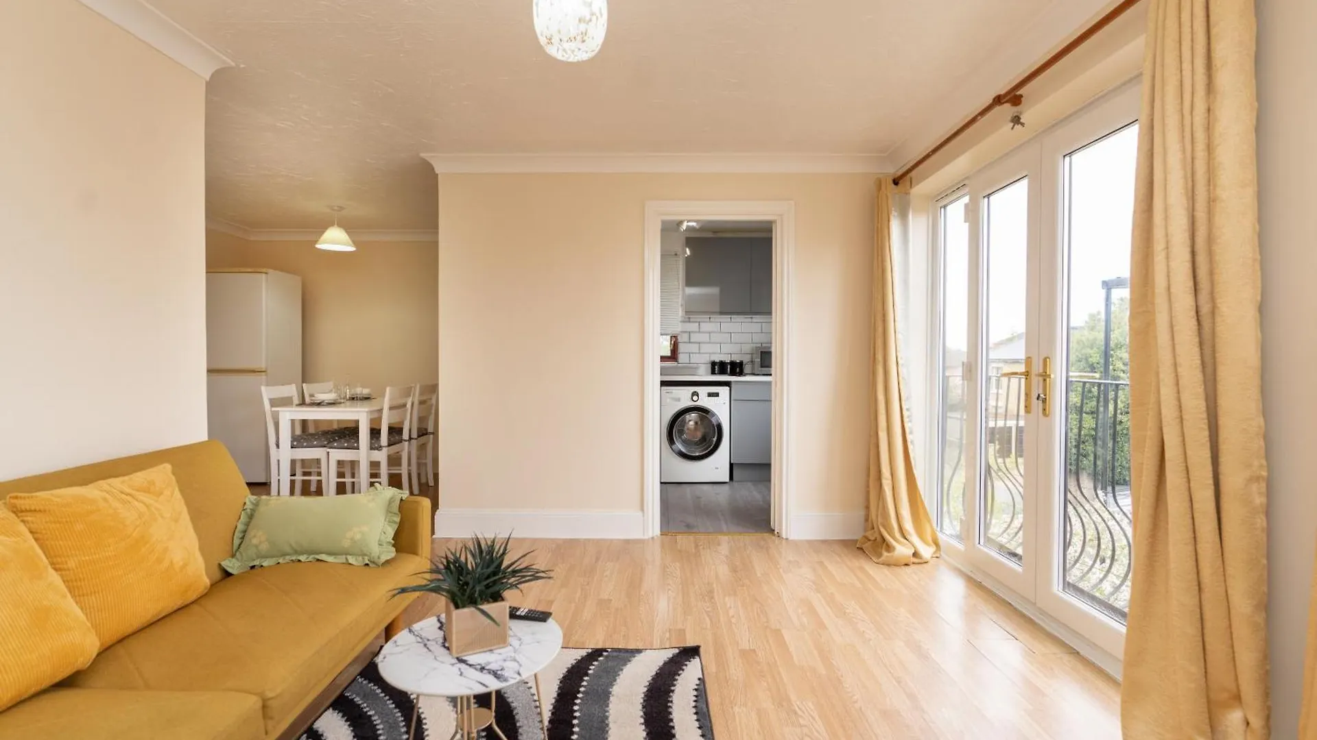 Centrally Located Cozy Apartment In サウサンプトン